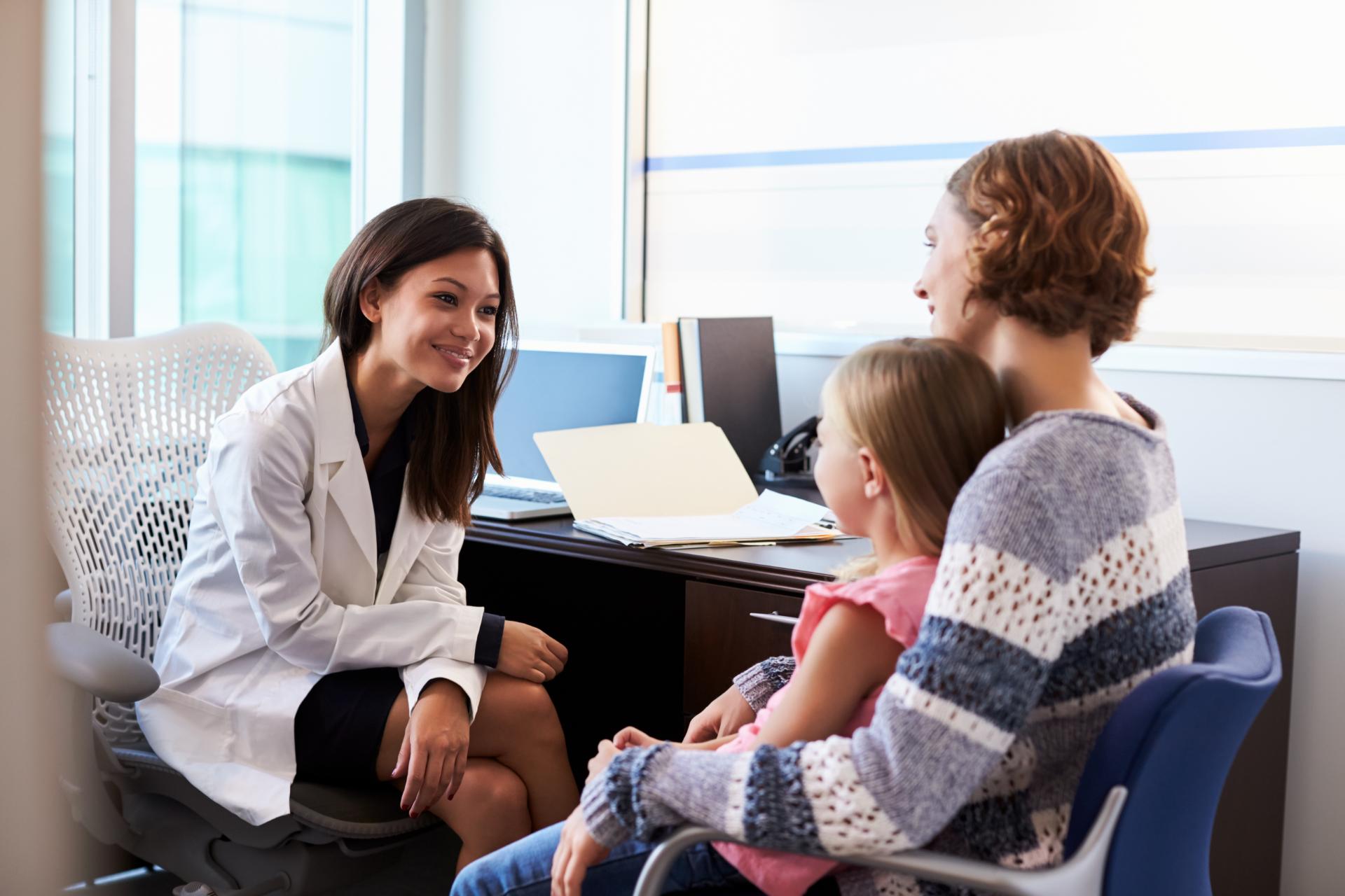 Mujer con su hija en una consulta médica